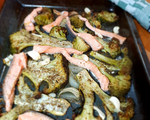 bakplaat met broccoli zalm en uien