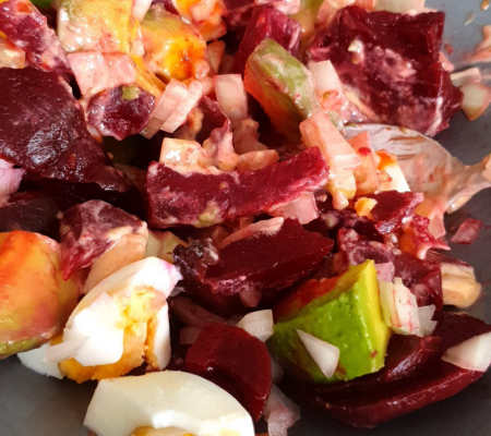 salade met rode biet ei, tonijn