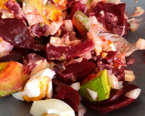 salade met rode biet ei, tonijn