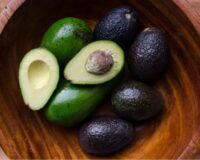 avocado Avocado's in houten schaal 1 opengesneden