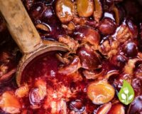 gekookt steenfruit pruimen met houten pollepel